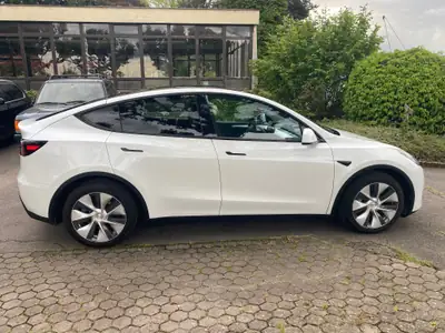 Tesla Model Y Long Range Dual Motor — SUV électrique haute performance, 87 000 km — tableau de bord