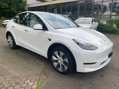 Tesla Model Y Long Range Dual Motor — SUV électrique haute performance, 87 000 km — intérieur