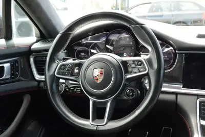 Porsche Panamera GTS Sport Turismo — Break sportif 460 ch, toit panoramique, services Porsche — Miniature 13