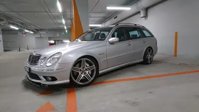 Mercedes-Benz E 55 AMG — Youngtimer rare V8 biturbo, 476 ch de légende — Seitenansicht