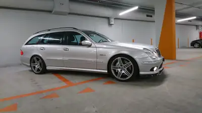 Mercedes-Benz E 55 AMG — Youngtimer rare V8 biturbo, 476 ch de légende — Heckansicht