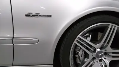Mercedes-Benz E 55 AMG — Youngtimer rare V8 biturbo, 476 ch de légende — Außenansicht