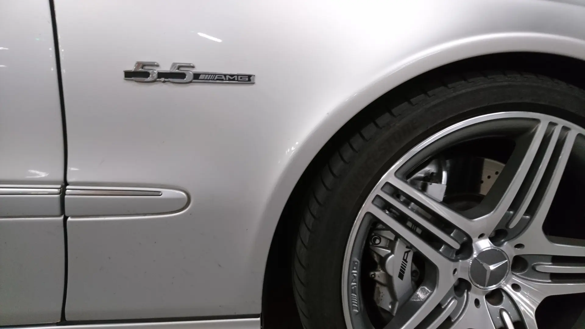 Mercedes-Benz E 55 AMG — Youngtimer rare V8 biturbo, 476 ch de légende — Außenansicht