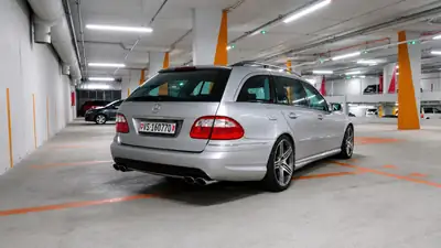 Mercedes-Benz E 55 AMG — Youngtimer rare V8 biturbo, 476 ch de légende — Armaturenbrett