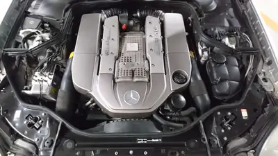 Mercedes-Benz E 55 AMG — Youngtimer rare V8 biturbo, 476 ch de légende — Miniatur 13