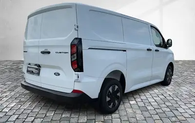 Ford Transit Custom PHEV 320 L1H1 — Utilitaire hybride rechargeable, 60 km d'autonomie électrique — Heckansicht
