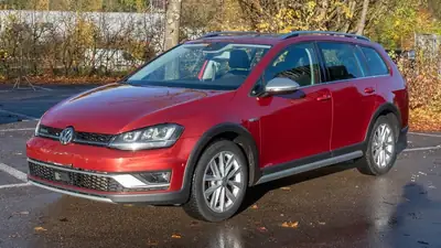 VW Golf Alltrack 2.0 TDI 184 — SUV Compact Diesel, 4Motion Polyvalent — exterior view
