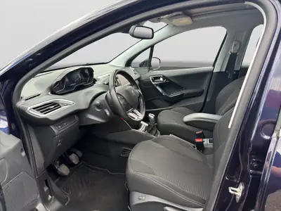 Peugeot 208 1.2 PureTech Signature — Citadine économique, équipée et sans sinistre — Miniature 9