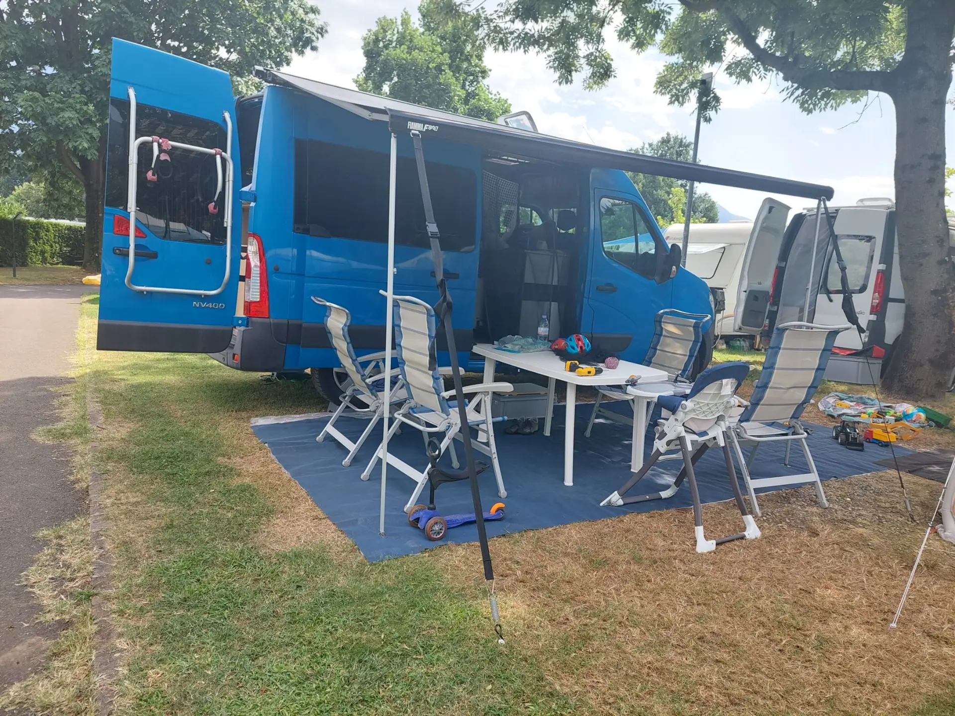 NISSAN NV400 — Minibus 9 places, parfait pour familles et petits groupes — vista esterna