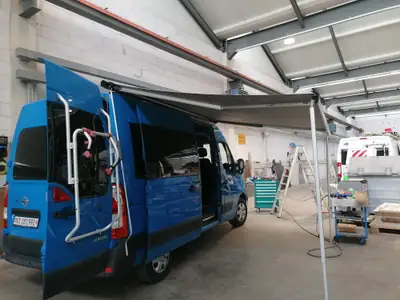NISSAN NV400 — Minibus 9 places, parfait pour familles et petits groupes — Miniatura 12