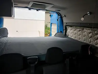 NISSAN NV400 — Minibus 9 places, parfait pour familles et petits groupes — Miniatura 10