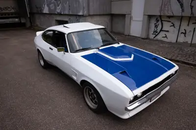 Ford Capri 2.8i — Coupé sportif vintage 1981, 160 ch authentique — Heckansicht