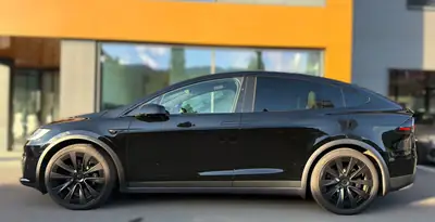 Tesla Model X Plaid — SUV électrique haute performance, 19 900 km seulement — Seitenansicht