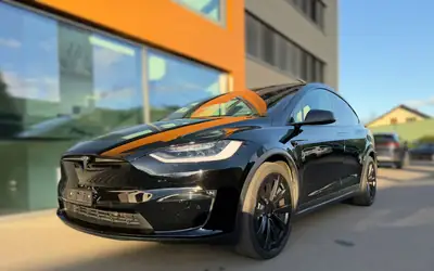 Tesla Model X Plaid — SUV électrique haute performance, 19 900 km seulement — Heckansicht