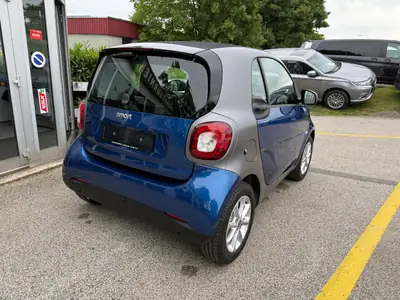 Smart Fortwo Citypassion Twinmatic — Citadine agile et économe, 2900 km seulement — rear view
