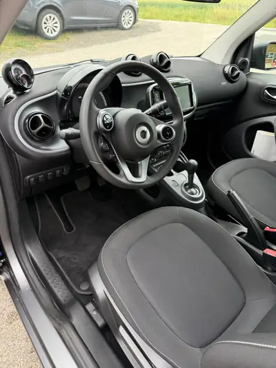 Smart Fortwo Citypassion Twinmatic — Citadine agile et économe, 2900 km seulement — interior