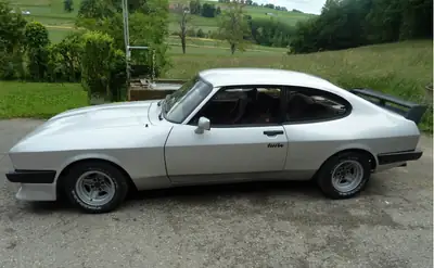 Ford Capri 2,8 Turbo 1982 — Coupé sportif emblématique, 83'000 km — vista posteriore