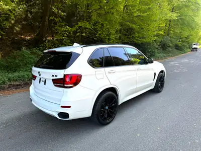 BMW X5 40d xDrive — SUV premium diesel, équipé M-Paket et technologie 360° — rear view