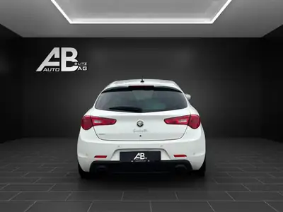 Alfa Romeo Giulietta 1750 TBi Quadrifoglio Verde — 241 ch, état impeccable, révision complète — interior