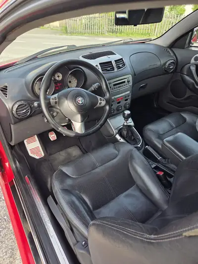 Alfa Romeo GT 3.2 V6 24V Distinctive — Coupé sportif légendaire, son Busso authentique — détail