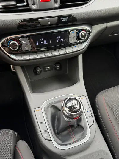 Hyundai i30 N Line — Berline sportive 160ch, entretien complet, équipements premium — Thumbnail 20