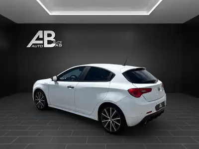 Alfa Romeo Giulietta 1750 TBi Veloce TCT — Berline sportive italienne en excellent état — rear view
