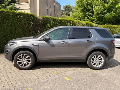 Land Rover Discovery Sport 2.0 TD4 HSE — SUV 7 places robuste, sièges cuir chauffants — rear view