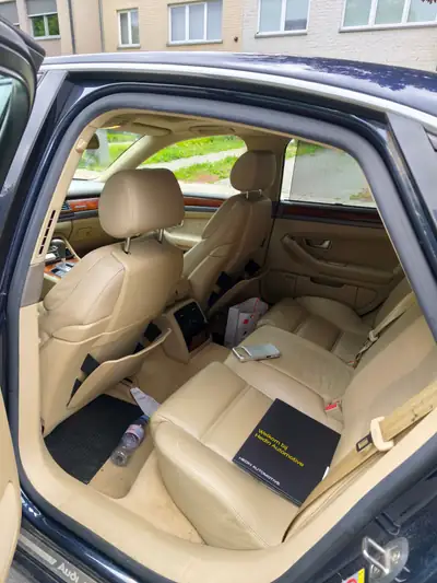 Audi A8 4.2 V8 quattro — Berline de prestige, moteur V8 puissant et transmission intégrale — Außenansicht