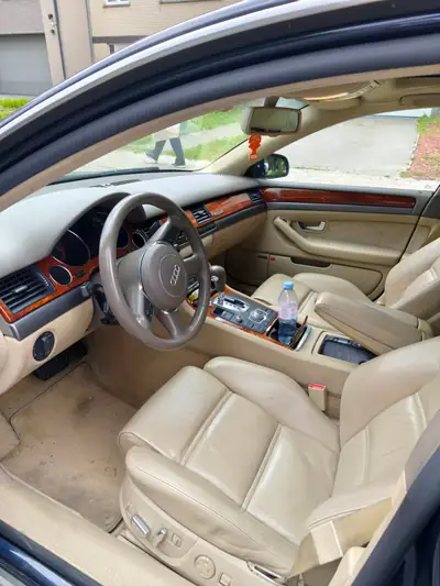 Audi A8 4.2 V8 quattro — Berline de prestige, moteur V8 puissant et transmission intégrale — Seitenansicht