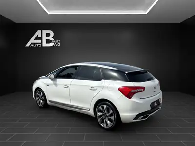 DS5 HYbrid4 200 Sport Chic — SUV coupé hybride diesel, essence intérieure premium — vista posteriore
