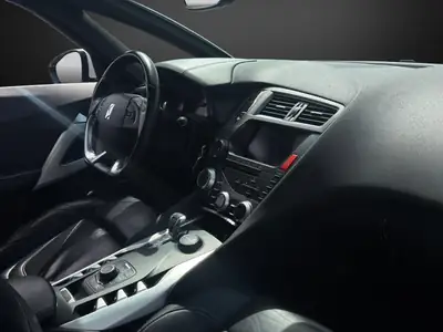 DS5 HYbrid4 200 Sport Chic — SUV coupé hybride diesel, essence intérieure premium — Miniatura 10