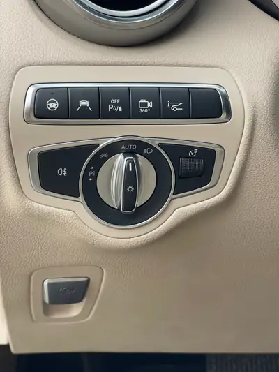 Mercedes-Benz GLC 250 d AMG Line — SUV premium diesel 4MATIC avec panorama et suspension AIRMATIC — Thumbnail 17