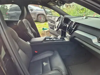Volvo XC60 T8 Ultimate Black Edition — SUV hybride rechargeable, 37 500 km — vista posteriore