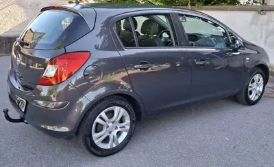 Opel Corsa 1.4i 16V — Citadine fiable avec attelage neuf et pneus neufs — vista esterna