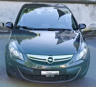 Opel Corsa 1.4i 16V — Citadine fiable avec attelage neuf et pneus neufs — vista posteriore
