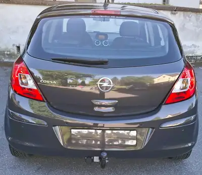 Opel Corsa 1.4i 16V — Citadine fiable avec attelage neuf et pneus neufs — fianco