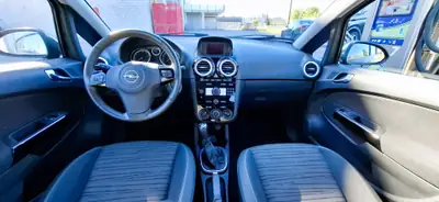 Opel Corsa 1.4i 16V — Citadine fiable avec attelage neuf et pneus neufs — cruscotto