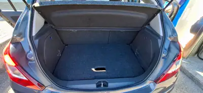 Opel Corsa 1.4i 16V — Citadine fiable avec attelage neuf et pneus neufs — interni