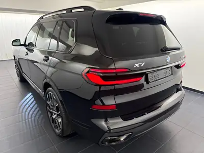 BMW X7 xDrive 48 40d M Sport Pro — SUV premium 7 places avec motorisation hybride diesel — side view