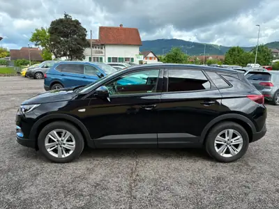 Opel Grandland X 1.2i Turbo — SUV compact fiable, 112'000 km, sans accident — side view
