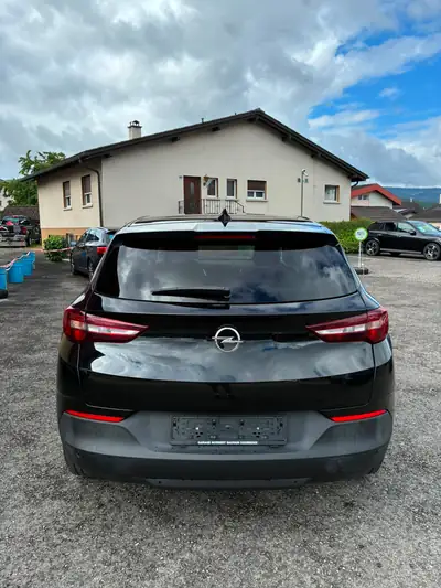 Opel Grandland X 1.2i Turbo — SUV compact fiable, 112'000 km, sans accident — rear view
