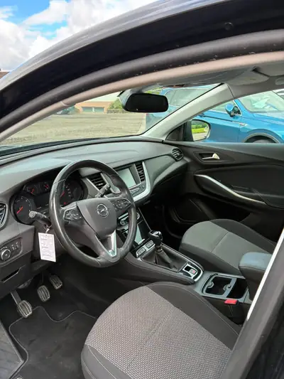 Opel Grandland X 1.2i Turbo — SUV compact fiable, 112'000 km, sans accident — interior