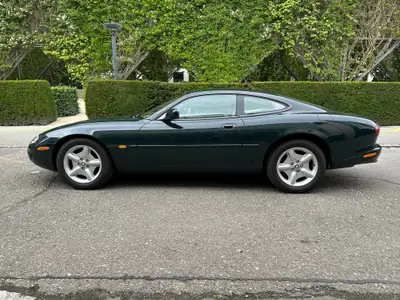 Jaguar XK8 4.0 — Coupé sportif britannique, toujours entretenu et bien préservé — Seitenansicht