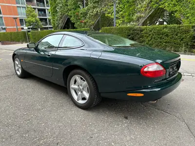 Jaguar XK8 4.0 — Coupé sportif britannique, toujours entretenu et bien préservé — Heckansicht