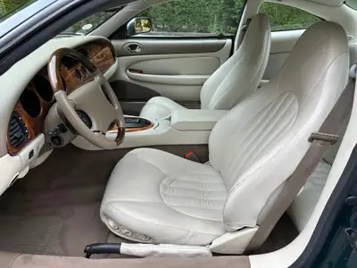 Jaguar XK8 4.0 — Coupé sportif britannique, toujours entretenu et bien préservé — Miniatur 10