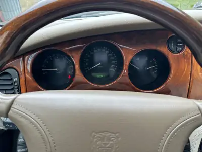 Jaguar XK8 4.0 — Coupé sportif britannique, toujours entretenu et bien préservé — Miniatur 12
