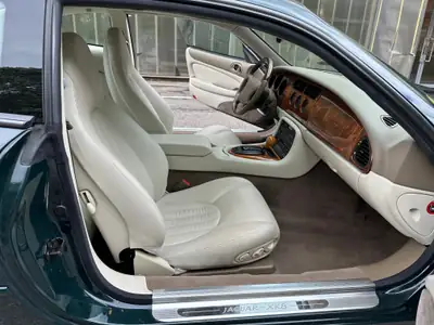 Jaguar XK8 4.0 — Coupé sportif britannique, toujours entretenu et bien préservé — Miniatur 14