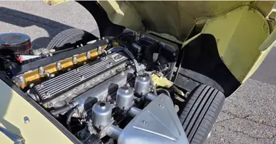 Jaguar E-Type Série 2 1970 — Légende britannique jaune, première main suisse — arrière