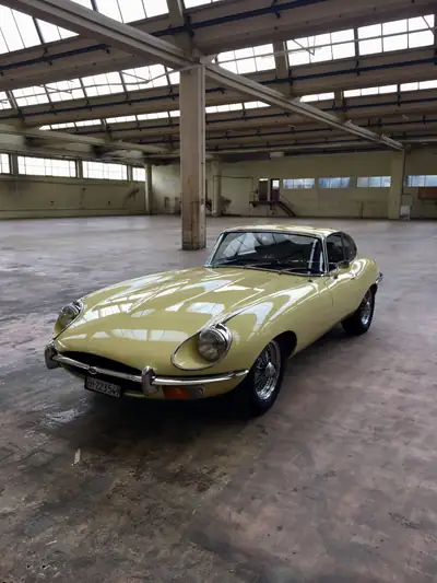 Jaguar E-Type Série 2 1970 — Légende britannique jaune, première main suisse — vue extérieure