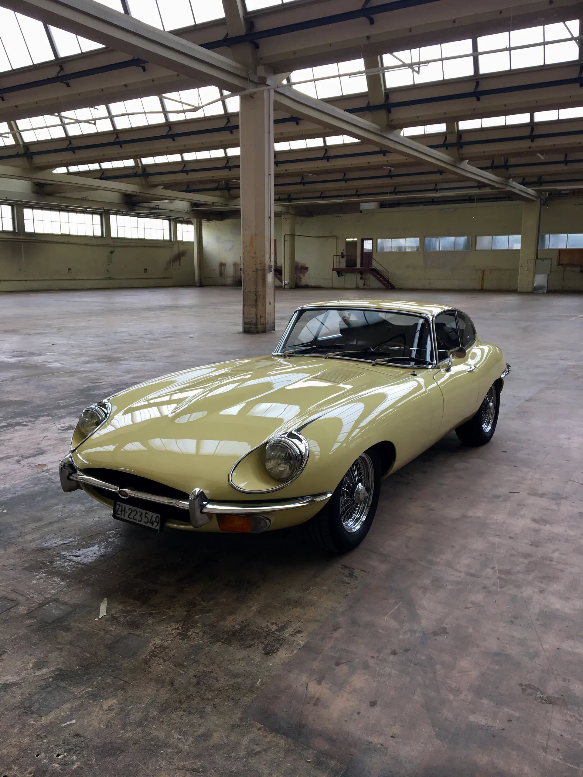 Jaguar E-Type Série 2 1970 — Légende britannique jaune, première main suisse — vue extérieure